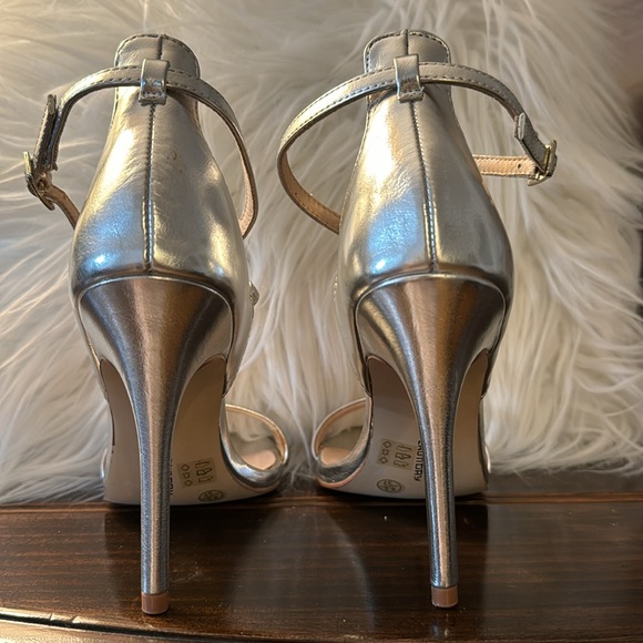 CHINESE LAUNDRY SABRIE SANDAL IN SILVER - Picture 11 of 13